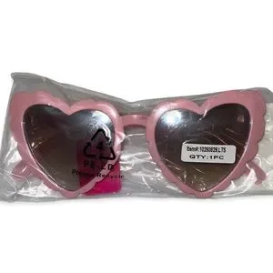 NWT Betsey Johnson Heart Shaped Cat Eye Tortoiseshell Sunglasses Betsey Johnson | Accessories | Betsey Johnson True To Heart  main image 3